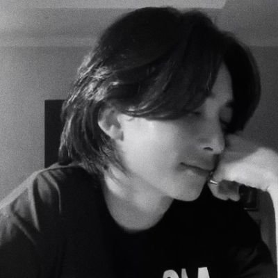 wcrrttw's profile picture. ♡ ; Life feels lighter when no one knows where you’re going.