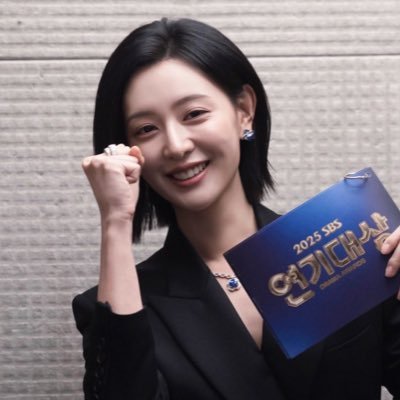 geewonli's profile picture. 𝟏𝟗𝟗𝟐 𝜗ৎ got the matching stars on the right side of the life • ִ ࣪𖤐 kim jiwon, stardust