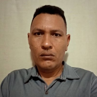 Arquitecto egresado de LUZ superando el TEA de alta funcionalidad, siempre pendiente de Internet, su carrera y su entorno.