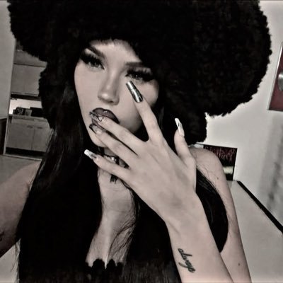 scissrrrhands's profile picture. butterflies inside me get to eating