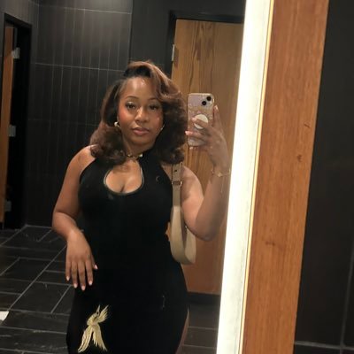 _xzggy's profile picture. why not risk life when it’s gon keep going? 🦋| WMU Alum 💛| ΔΥ🔺