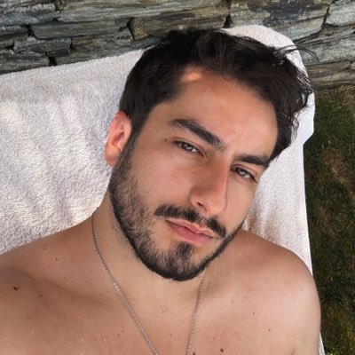 simaoperfeito's profile picture. Poetic mind ✨I like simple things, being alone, smell of rain, random acts of kindness...