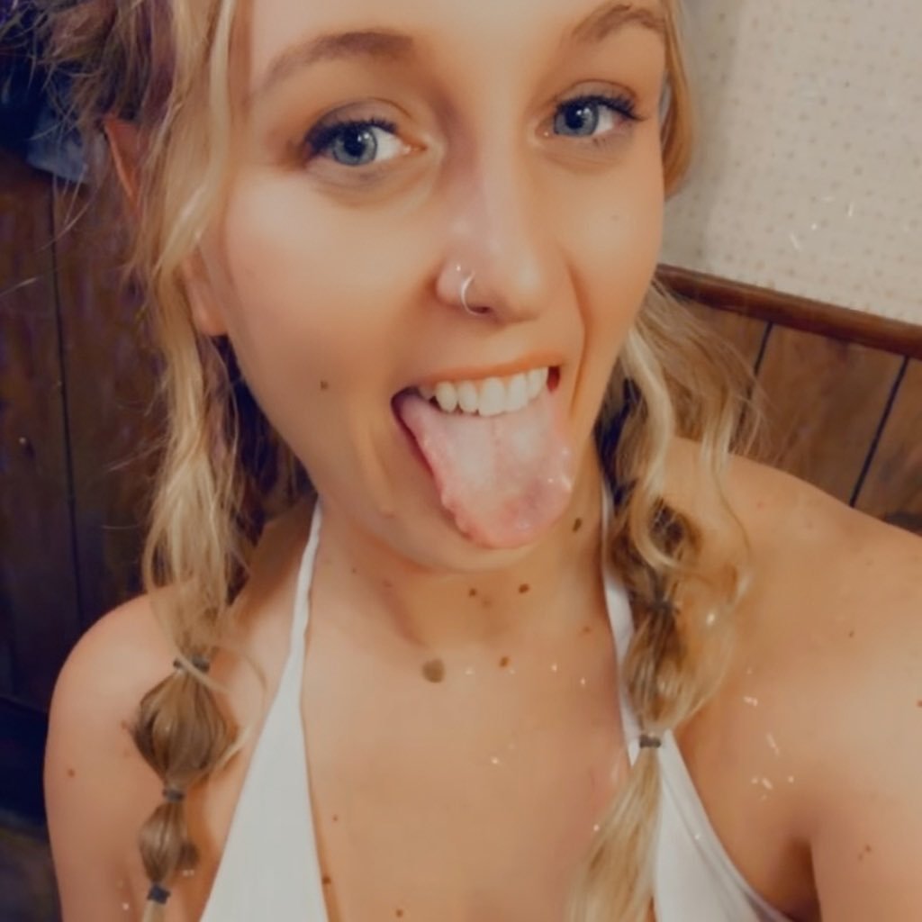 VixenNichole's profile picture. Adventurous wife🥵 😈 All natural!😉 Full X on OF with PPV Vids. Come say hi