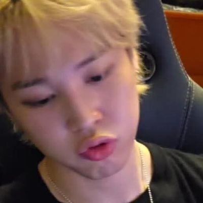 Purple_Bambiii's profile picture. 'ᴡʜᴀᴛ ɪꜰ ʜᴇ ꜰʟɪɴɢꜱ ɪᴛ - ᴛʜᴇɴ ʜᴇ ꜰʟɪɴɢꜱ ɪᴛ' ♡||•'88liner •ENFP •they/them •🏳️‍🌈 •Vegan🌱||LA, Paris, Berlin, Amsterdam 🐱🐿🐹|| OT7 ♡-🐥= my Ikigai✨️|| 아포방포 💜