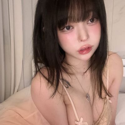 strrwbrymilk's profile picture. Dazzling skin, silky hair, effortless beauty. A facsimile worth millions with strawberry-sweet lips and a charm the world still can't explain.