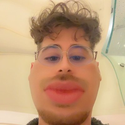 PaixEtMoula's profile picture. en master juste pour rendre fière la daronne