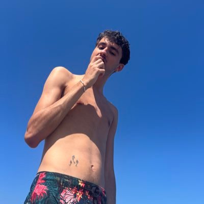 GramegnaLuche's profile picture. hai lati appuntiti come stalattiti