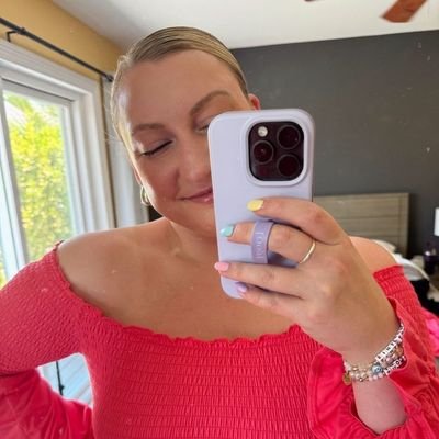 evelyndern05's profile picture. I am an Avid Reader