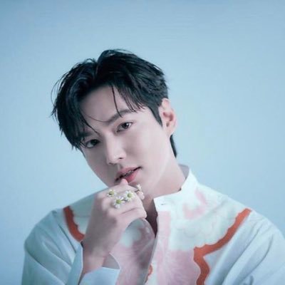 LEE__MINHO87's profile picture. e s t • (1987). just an ordinary man, with a limitless love for my lovely @jin_a_nanaaaaa | DEWÆLITE — Nocturn |