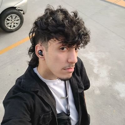 _UmLoucoApenas's profile picture. * _ *