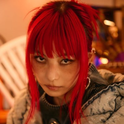 bluegrisl's profile picture. Dedicated to A子, IVE, Seahawks and GenG E-sports