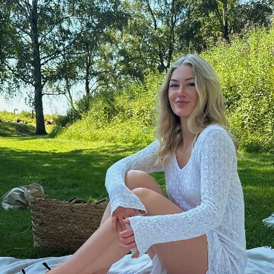 SunsetRose518's profile picture. A cheerful traveler 🍬✈️An American citizen who loves life.🌟 Open-minded and always ready to listen to different views. 📖💖
