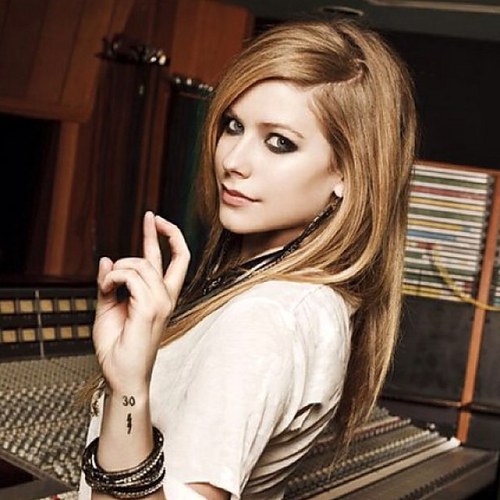 Avril Lavigne の歌詞をつぶやく非公式botです 30分おき
