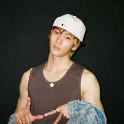 breadtlyniki's profile picture. 넌 내 이야기 속 말하지 않은 한 장이야 🍀👼🏻