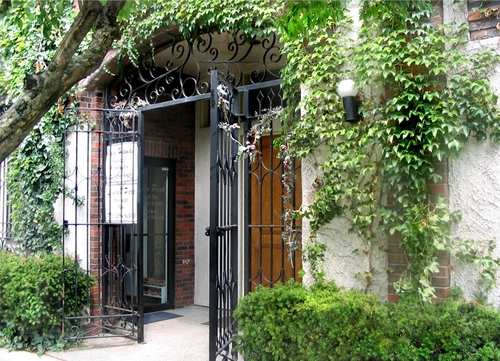 A warm & cozy massage spa & boutique in Lincoln Park offering Swedish, Deep Tissue, Prenatal, Hot Stone & much more to individuals & couples 7 days/week.