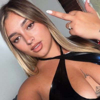 Godnarax's profile picture. Femdom lifestyle. Strict Sissy Trainer. Latex Goddess. My comfort is complete when l use your face as a chair. Fan of ridiculous sizes 🤏🏾