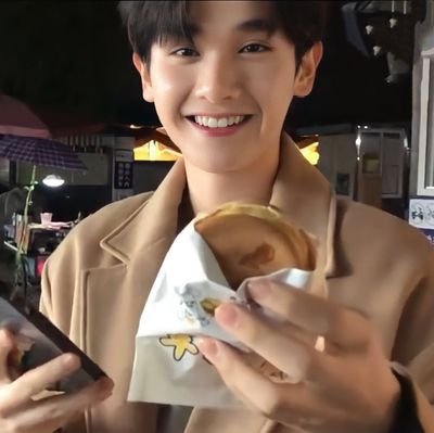 bluesky_moo's profile picture. ใช้ชีวิตไปเรื่อยๆ เป็นแยมสตรอเบอรี่ในกระปุกที่ตั้งอยู่มุมหนึ่งของห้อง