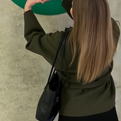 evaagbll's profile picture. chez moi on dit qu’au fond du trou, jette un homme il ressort avec une arme