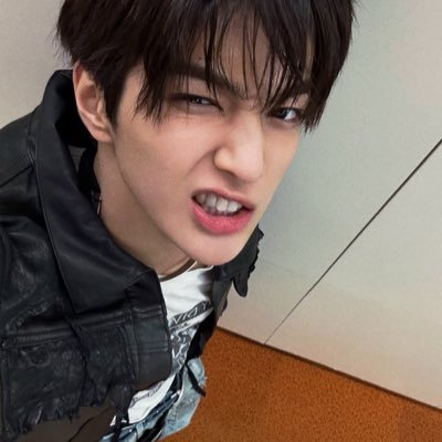 rmoveyu's profile picture. color outside the lines