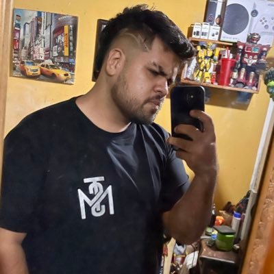 Julin1918's profile picture. Futuro diseñador gráfico ✍🏼 Guayas Biker ⚡️🏍 Good life🤙🏻