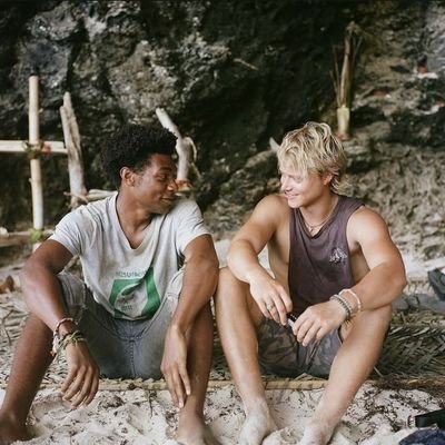 dailypopemybank's profile picture. listening to parte de mi with cleo                                             

@naikipdmn