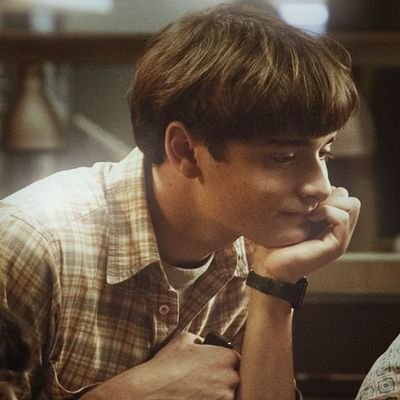 bloomandragee's profile picture. stuck between blue and yellow • @rageandbloom ⚢ | byler. 💌