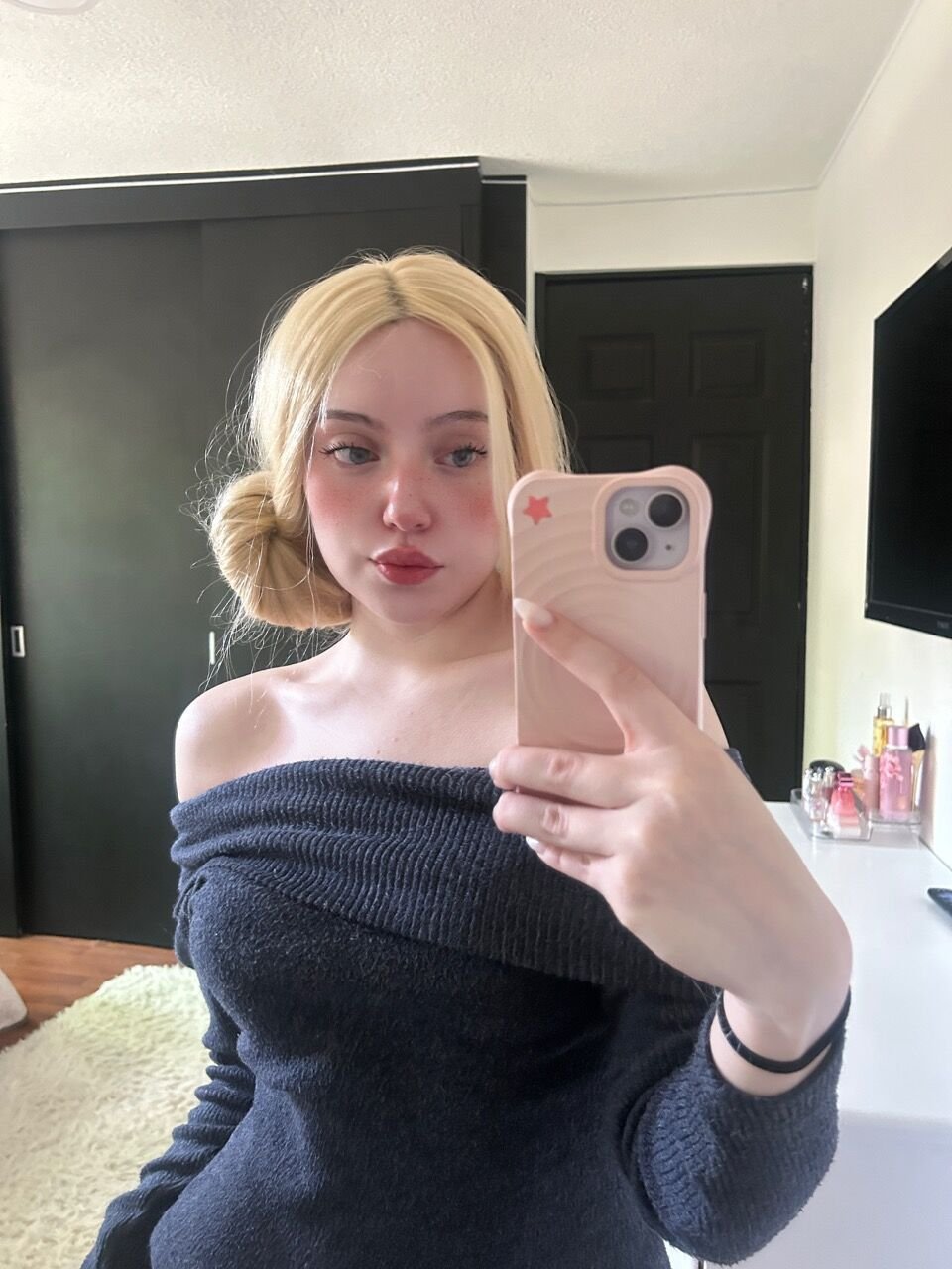 LolaWhitfi73481's profile picture. my favoritee song is the microwave beep, DM me if you vibe too