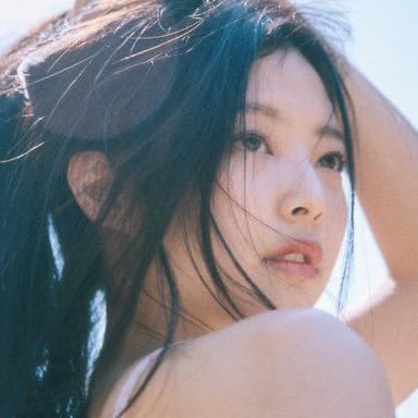 jnkccabello's profile picture. eu, jennie kim e freen sarocha cantando tally