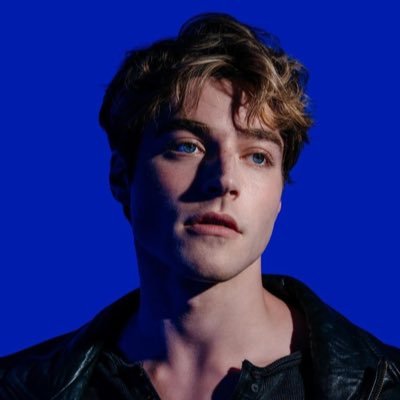 Sh00tingStar_L's profile picture. 25; Hay personas que son como estrellas fugaces, que llegan a tu vida para darte algo y luego se van.