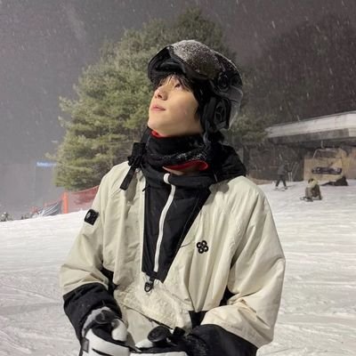 __mrloverman_'s profile picture. she/her, 23, written by bts
                                                  saw txtᯓ★ ☽̶☾