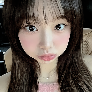 JW99C's profile picture. chuu is 𝓫ɑck in town — to brighten ( your 𝓶ood ⋆˚࿔
