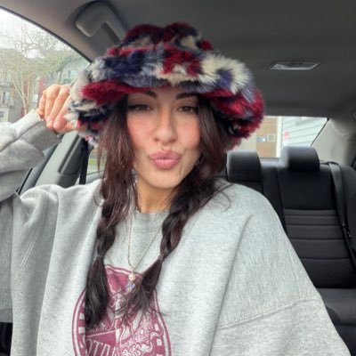 olypoly18's profile picture. 