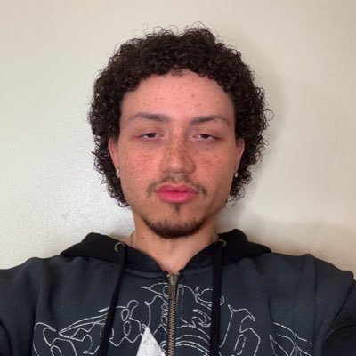 yuhitske's profile picture. actual 2000’s baby