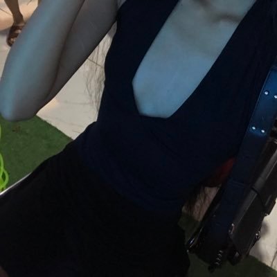 hoelessyumi's profile picture. i only exist online