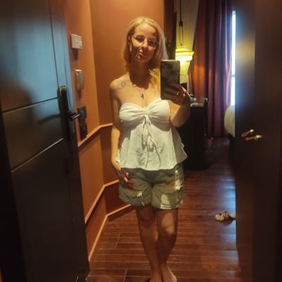 elitemazeh's profile picture. כאן בשביל ללמד את מי להחליק שמאלה, לשתף בדייטים כושלים של גרושה ובקראשים חסרי תוחלת וכדי להתעצבן על פוליטיקה (אין לי כוח לביביסטים).
נעול בוטיקי elitushnaul