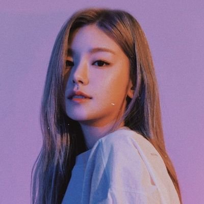bicmiez's profile picture. ❨  𝑵𝑶𝑻 𝑹𝑬𝑨𝑳 ─ 𝟐𝐎𝐎𝐎  ❩  Beauty girl with narrow eyes and eye smile is her strength, she is the captain of her group 𝐘𝐞𝐣𝐢 𝐃𝐞́
