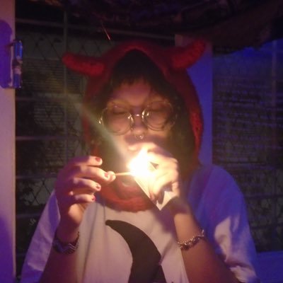 floradefoco's profile picture. 🦷ELE/DELE ✶ ênibe e artista ⌇ 🏳️‍⚧️ ⚧︎ (não binário)