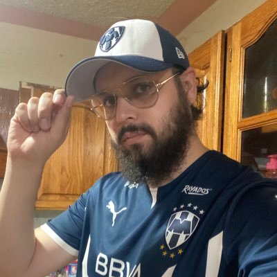 blueeyeswolf00's profile picture. La fueza crea la vida, pero la vida misma la alimenta y mantiene, la fuerza no es oscura ni blanca, sino que busca el equilibrio.