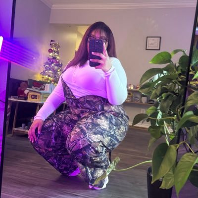 simplyyxluvv's profile picture. 