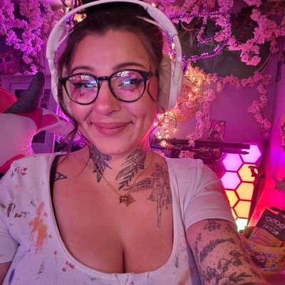 BeanieSenpaiSan's profile picture. 🪬lvl 27 ×♦️18+♦️× Artist ×Variety Streamer × pleb yapper × Stardew × OW2 × Splitgate × FN × COD & R6S noob

@BSS_art is my backup / 
spicy @SpicySenpaiSan