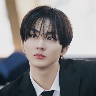 en_gene0209_'s profile picture. 너를 숨 쉴 때마다 아찔하게 날아가