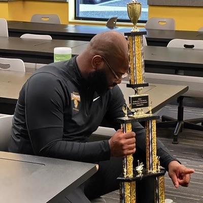 Poetic_Pops's profile picture. •Son ✝️ •Bajan 🇧🇧 •Boul to Folks •28 •Author/Poet/Writer ✍🏿 •Basketball Coach 🏀 •James 1:2-4