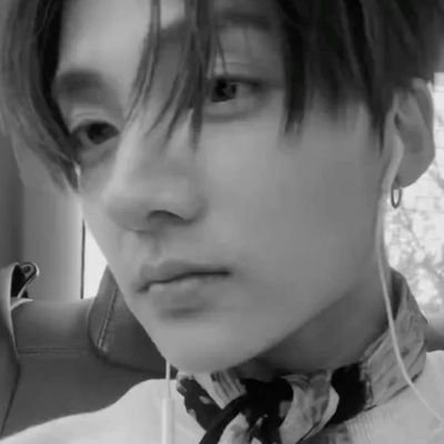 heldbysilence's profile picture. Business account.