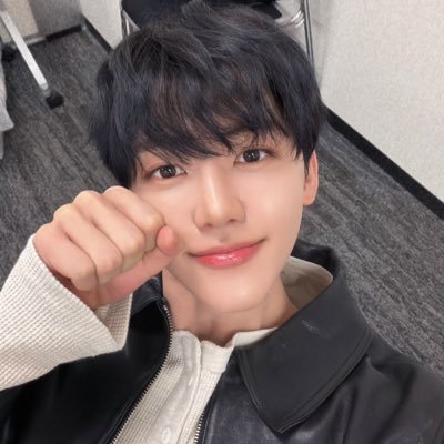 minsuve's profile picture. ( 박민수 ! ) 🇰🇷 charming IT student obsessed with caffeine & proud father of three cats. blasting '90s music every single night is a lifestyle, not a hobby.