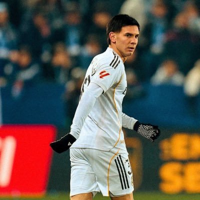 LuisMrxoox06's profile picture. Madridista de cuna 🤍💜 | Fan de Topuria 🌹y McGregor ☘️ | Que desaparezcan el Atleti y el Barça, por favor ☠️💨