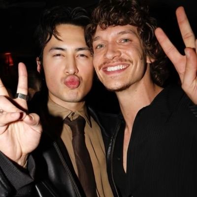 vsingularitae's profile picture. flower boy tae ♡ 🌻🌸🌹🌼🌷🌻
• fan account • she/her