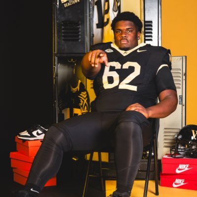 JaishaunO54's profile picture. JHHS alumni 🎓 •🏠Town-Winchester Virginia • @WakeFB🎩 ★★★★☆