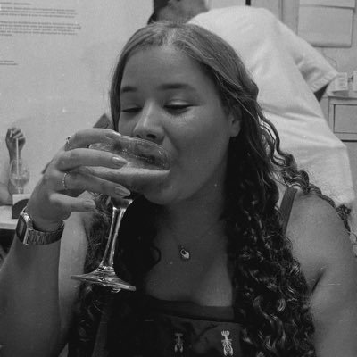 laharaaujo's profile picture. • Você vai dormir com os peixes e antes que perceba estará se afogando