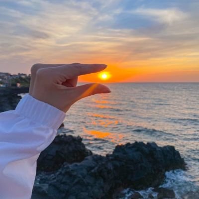 waves6260's profile picture. Go with the waves, move with the sea 🌊✨