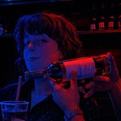 Satinest's profile picture. Gerente, psicóloga y estresada a tiempo completo en un restaurante. Periodista y futbolera. Dramática e intensa, ¿qué más se puede pedir? 

#FandelaCMdeAcacias